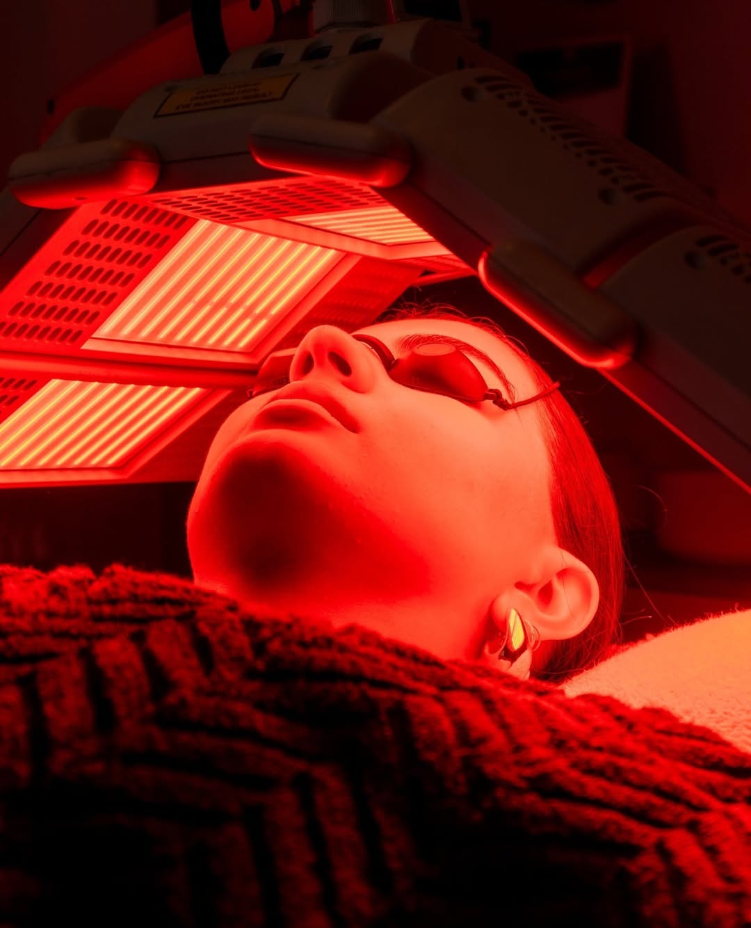 Easy Red Light Therapy: Benefits & How-To
